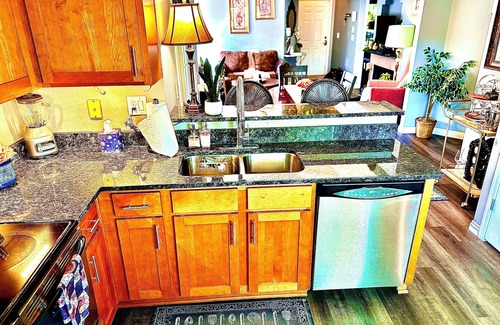 Paradise Valley Village Maison | Cozy Cottage - 2 BD Energy Efficient Victorian Villa