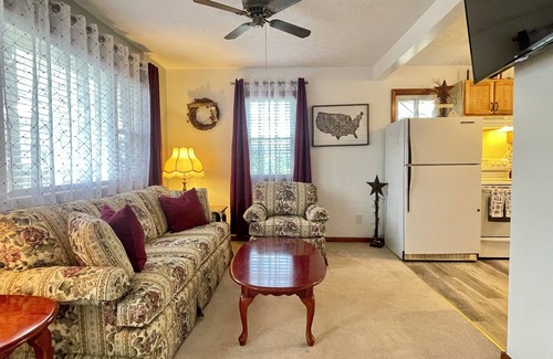 Cumberland Maison | Cozy Cottage 2 bedroom house one and half bathrooms Cumberland, Md with AC, WiFi