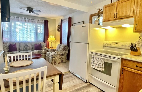 Cumberland Maison | Cozy Cottage 2 bedroom house one and half bathrooms Cumberland, Md with AC, WiFi