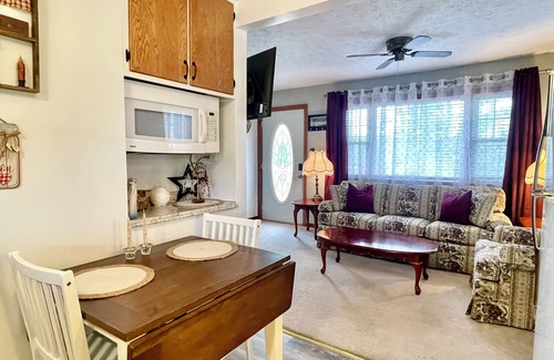 Cumberland Maison | Cozy Cottage 2 bedroom house one and half bathrooms Cumberland, Md with AC, WiFi