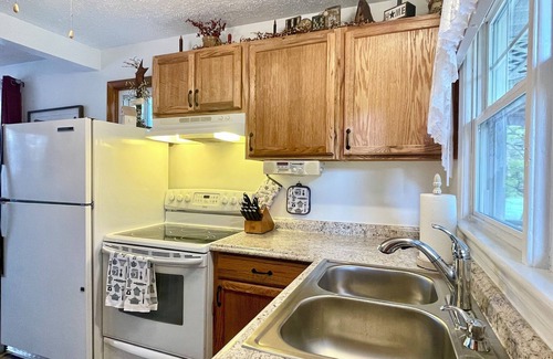 Cumberland Maison | Cozy Cottage 2 bedroom house one and half bathrooms Cumberland, Md with AC, WiFi