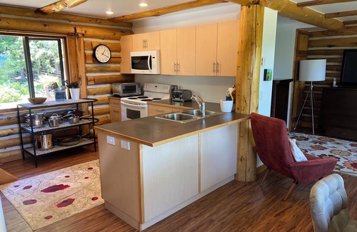 Salt Spring Island Cottage | Cozy cottage in the woods, 11 minutes drive from town