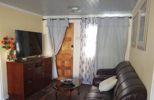 Oranjestad Cottage | A very cozy cottage close to the Haystack, in the middle of the island of Aruba.