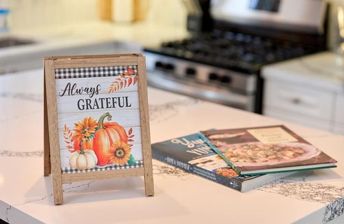 Meaford Maison | Cozy Cottage for Fall Getaways / Scarecrow Invasion