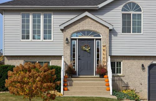 Meaford Maison | Cozy Cottage for Fall Getaways, Private backyard, decks
