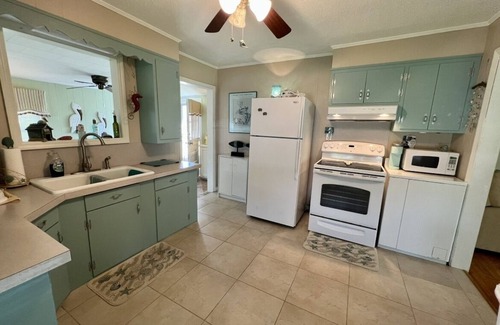 Marshallberg Maison | Cozy Cottage in quiet neighborhood not far from beaches
