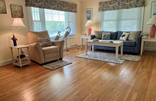 Marshallberg Maison | Cozy Cottage in quiet neighborhood not far from beaches