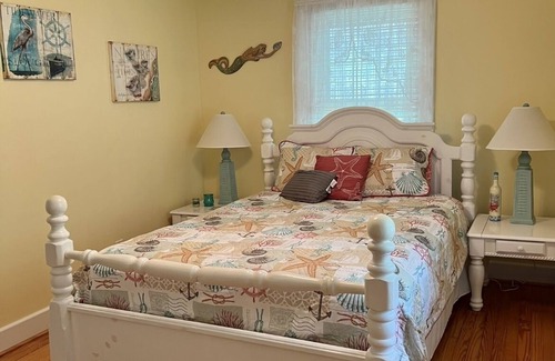 Marshallberg Maison | Cozy Cottage in quiet neighborhood not far from beaches