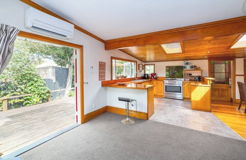 Featherston Maison | Cozy cottage just off SH2 with easy driving to other villages in the Wairarapa.