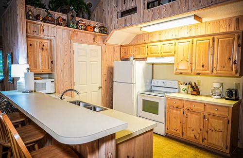 Pine Mountain Chalet De Ski | Cozy cottage nestled in the woods.