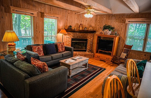Pine Mountain Chalet De Ski | Cozy cottage nestled in the woods.