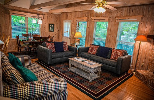 Pine Mountain Chalet De Ski | Cozy cottage nestled in the woods.