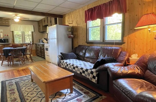 Lakefield Maison | Cozy Cottage on Katchawanooka Lake