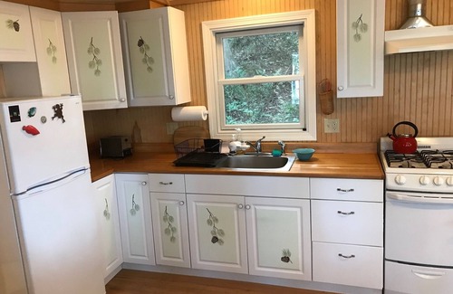 Charlotte Cottage | Cozy Cottage on the shores of Lake Champlain with views of the Adirondacks