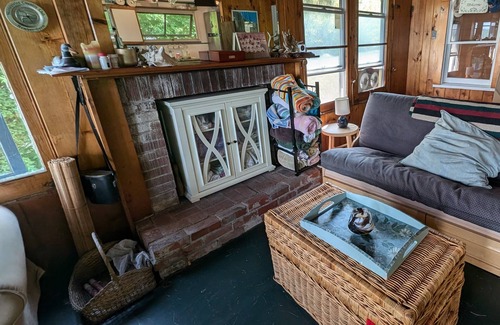 Skaneateles Cottage | Cozy cottage right on Skaneateles Lake, and minutes from the village.