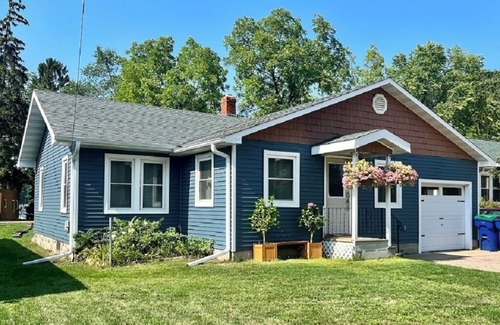 King Maison | Steps from the Pristine Chain O’ Lakes Waupaca