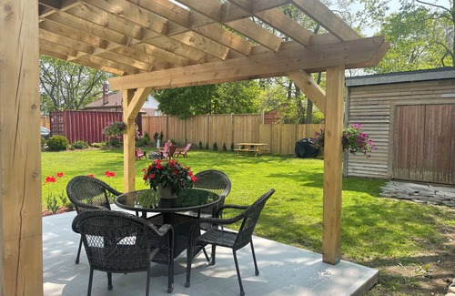 Township of Woolwich Maison | Cozy Cottage Style House by Grand River