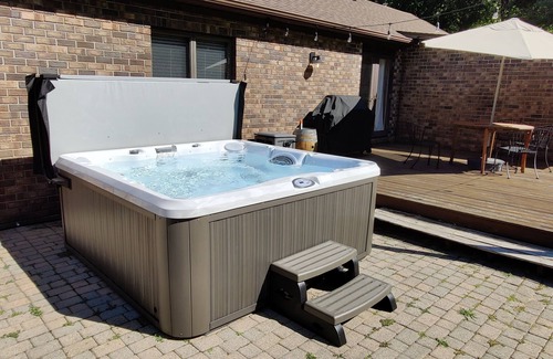 Shorewood-Tower Hills-Harbert Maison | Cozy cottage surrounded by trees and sounds of nature with new hot tub.