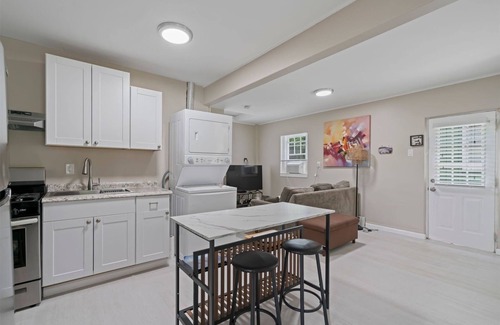 Northport Maison | Cozy Cottage- Tucked Away and Private. Close to Village and Shopping.