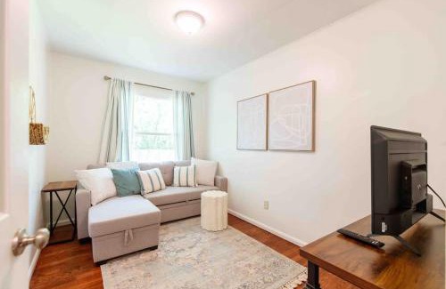 Valdosta Maison | Cozy Cottage with 4 Beds Sleeps 6