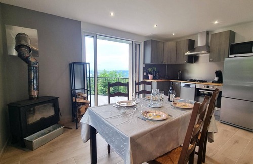 Saint-Chamond Cottage | Gîte rénové avec terrasse panoramique et tout confort à Saint-Chamond, proche Saint-Étienne et Lyon