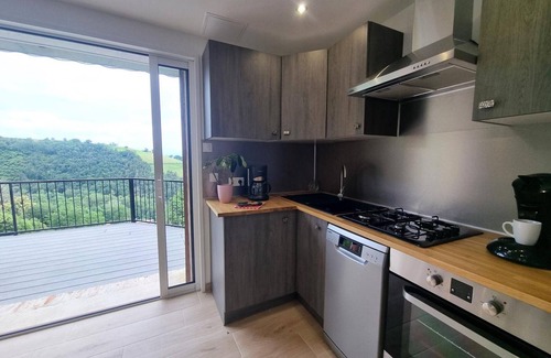 Saint-Chamond Cottage | Gîte rénové avec terrasse panoramique et tout confort à Saint-Chamond, proche Saint-Étienne et Lyon