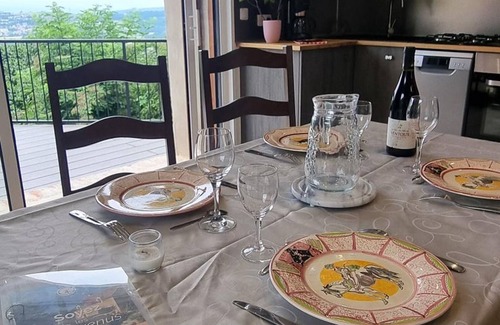 Saint-Chamond Cottage | Gîte rénové avec terrasse panoramique et tout confort à Saint-Chamond, proche Saint-Étienne et Lyon