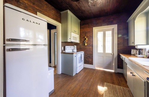 Burton Maison | Cozy Cottage with Scenic Outdoor & Fire Pit + Minutes From Round Top Shopping