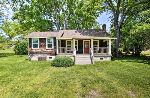 Central Maison | Cozy Cottage Yard and Deck, Walk to Downtown!