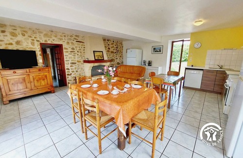 Saint-Ouen-des-Toits Cottage | Gîte de charme avec jardin clos, à 15 min de Laval - 4 chambres, WiFi, parking, animaux acceptés