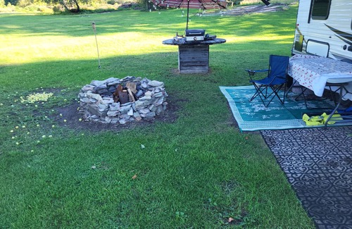 Evans Mills Location De VR | Cozy Country Camper!