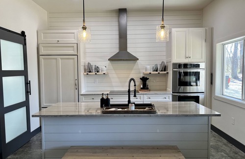 Perry County Maison | Cozy Country Getaway Cabin Barndominium on 115 wooded acres