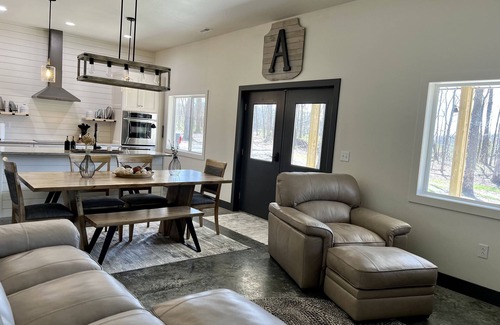 Perry County Maison | Cozy Country Getaway Cabin Barndominium on 115 wooded acres