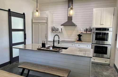 Perry County Maison | Cozy Country Getaway Cabin Barndominium on 115 wooded acres