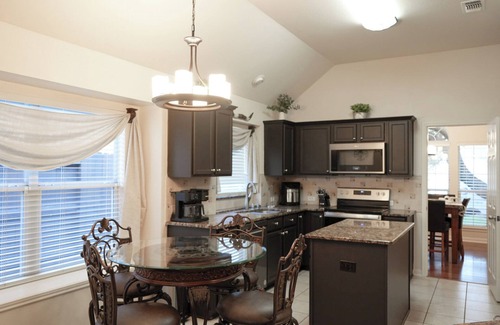 Wetmore Maison | Cozy Country Home @ Six Flags, La Cantera, Medical Center, RIM, and UTSA.