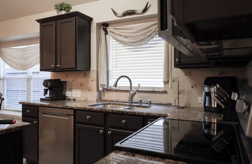 Wetmore Maison | Cozy Country Home @ Six Flags, La Cantera, Medical Center, RIM, and UTSA.