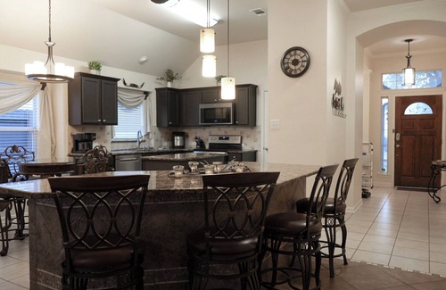 Wetmore Maison | Cozy Country Home @ Six Flags, La Cantera, Medical Center, RIM, and UTSA.