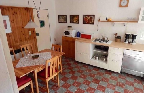 Alaigne Maison | Maison de campagne confortable récemment rénovée avec une cour confortable et un jardin ombragé