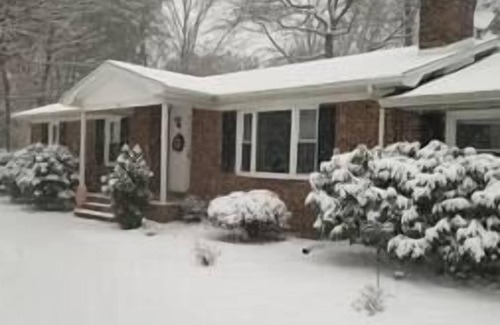 Reidsville Maison | Cozy Countryside Getaway with Fast Wifi/Hot Tub