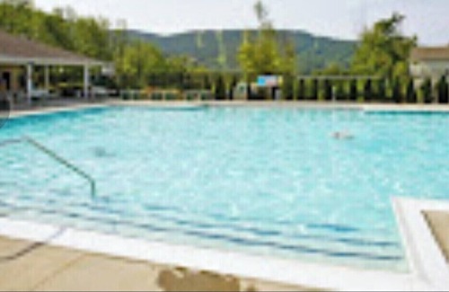Brainard Copropriété | Cozy couple resort style condo overlooks the beautiful Massachusetts mountains.n
