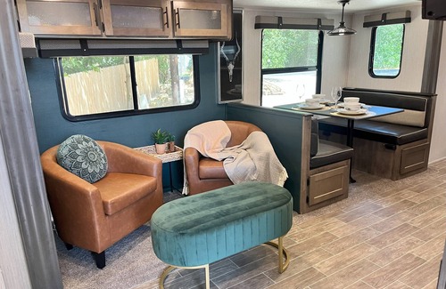 Garfield Maison | Cozy Couple's Getaway 15 minutes from Lake Tenkiller Dog Friendly