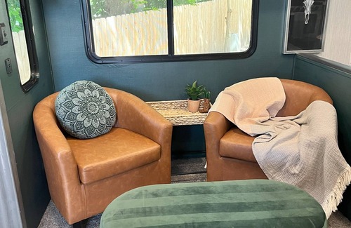 Garfield Maison | Cozy Couple's Getaway 15 minutes from Lake Tenkiller Dog Friendly