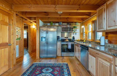 Vein Mountain Maison | Cozy Cove Cabin Pet Friendly & Creek Access