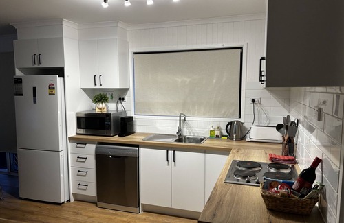 Cowes Maison | Cozy Cowes Escape - 4 bedroom/sleeps 8 *1 extra free night with every booking.*