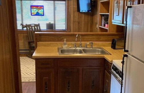 Pipestem Cabine | Cozy Creek Cabin: 1-Bedroom Cabin next to Pipestem Resort