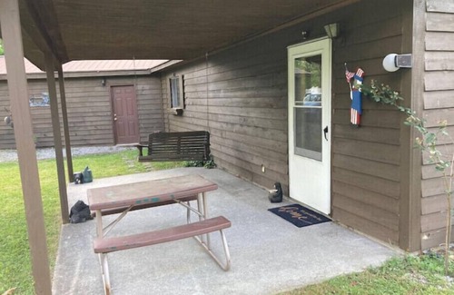 Pipestem Cabine | Cozy Creek Cabin: 1-Bedroom Cabin next to Pipestem Resort
