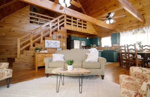 Powell Cabine | Cozy Creekside Cabin - Sleeps 6 - Perfect for campfires & making memories