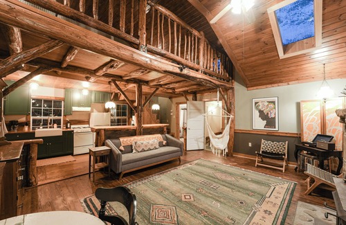 Rector Cabine | Cozy Creekside Cabin + Walking Trails, AC, Wifi