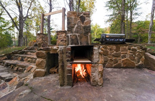 Rector Cabine | Cozy Creekside Cabin + Walking Trails, AC, Wifi