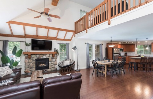 Lindell Beach Maison | Cozy Cultus Cottage with Shared Pool and Hot Tub. Pet-Friendly!